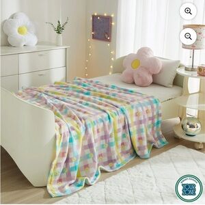 Your Zone 16" Huggable Flower Pillow & 50" x 60" Throw
Set- NWT